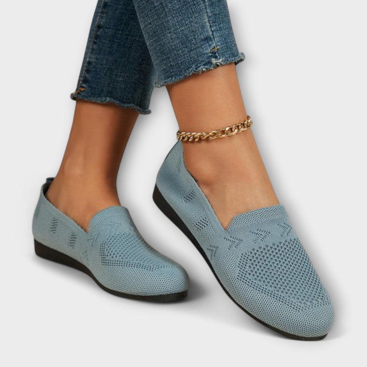 Modische Damen Loafer in Blau, detaillierte Textur des Obermaterials