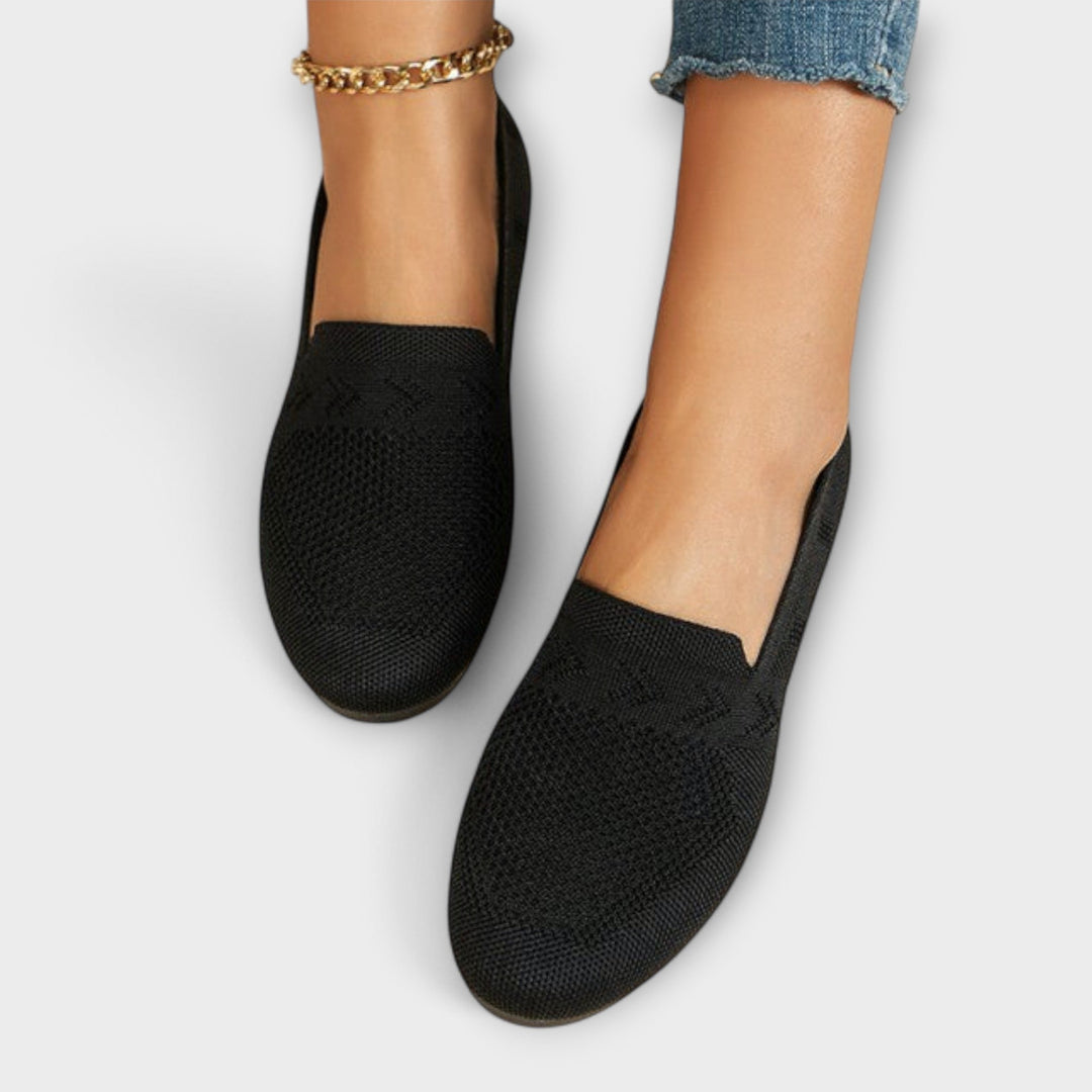 Damen Loafer in klassischem Schwarz getragen, Nahansicht der Füße