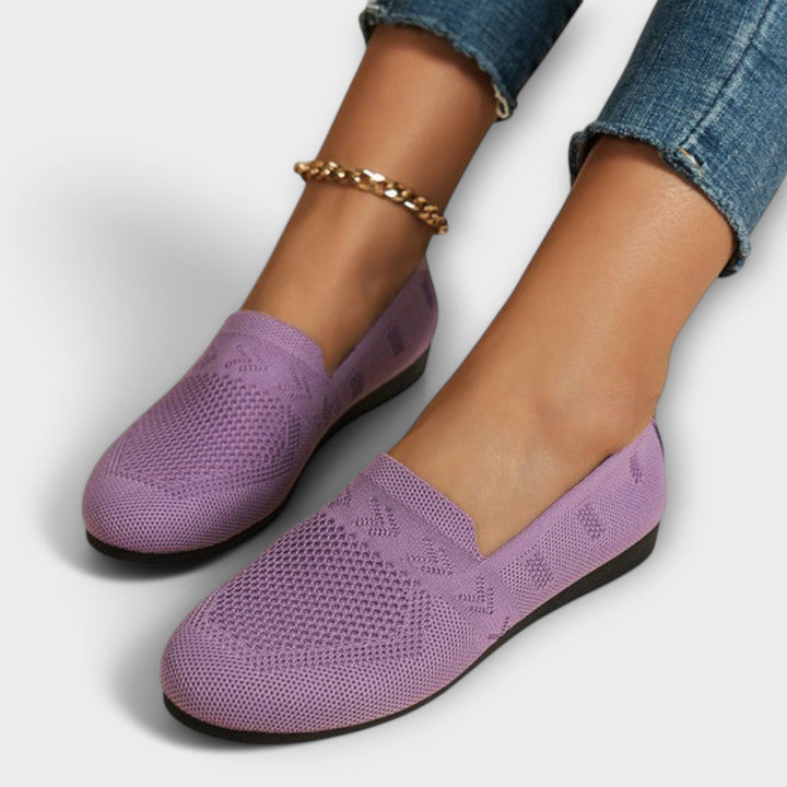 Lila Damen Loafer auf weißen Hintergrund, seitliche Ansicht, bequem und stylisch