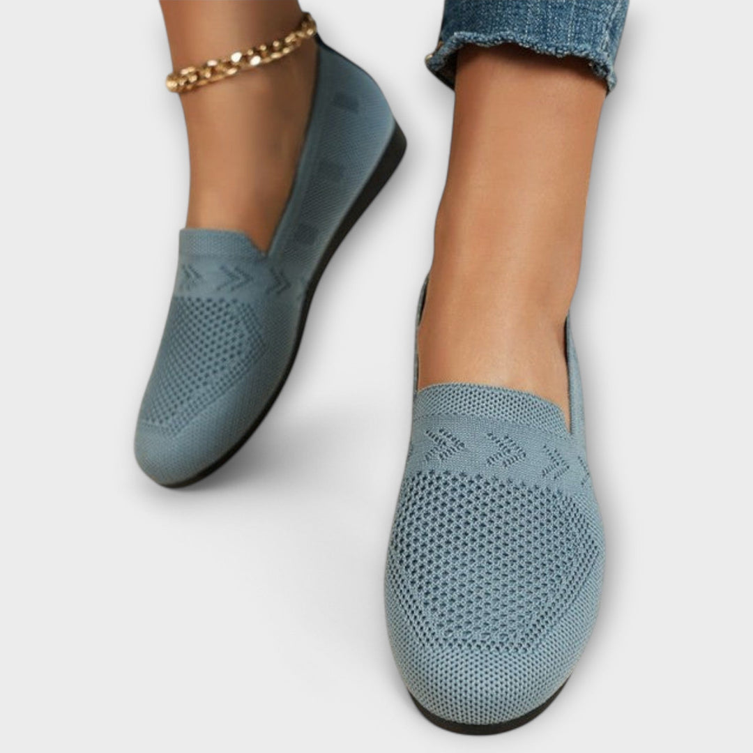 Nahaufnahme von Damen Loafern in Hellblau mit Details und Knöchelkette