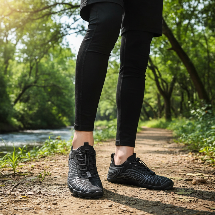 Herren Barfußschuhe in Schwarz auf Waldweg für Outdoor-Aktivitäten