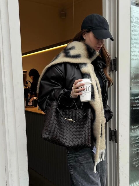 Frau beim Kaffeetrinken mit der stilvollen Handtasche Ruby