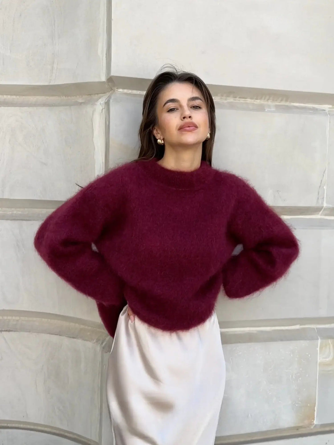 Damen Pullover Sophie in Burgunder, elegant kombiniert mit Rock