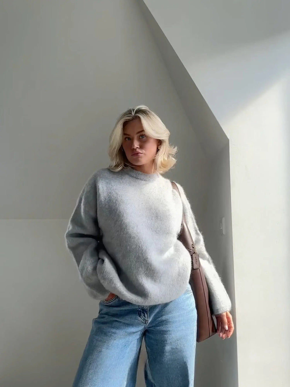 Damen Pullover Sophie in Grau, leger kombiniert mit Jeans