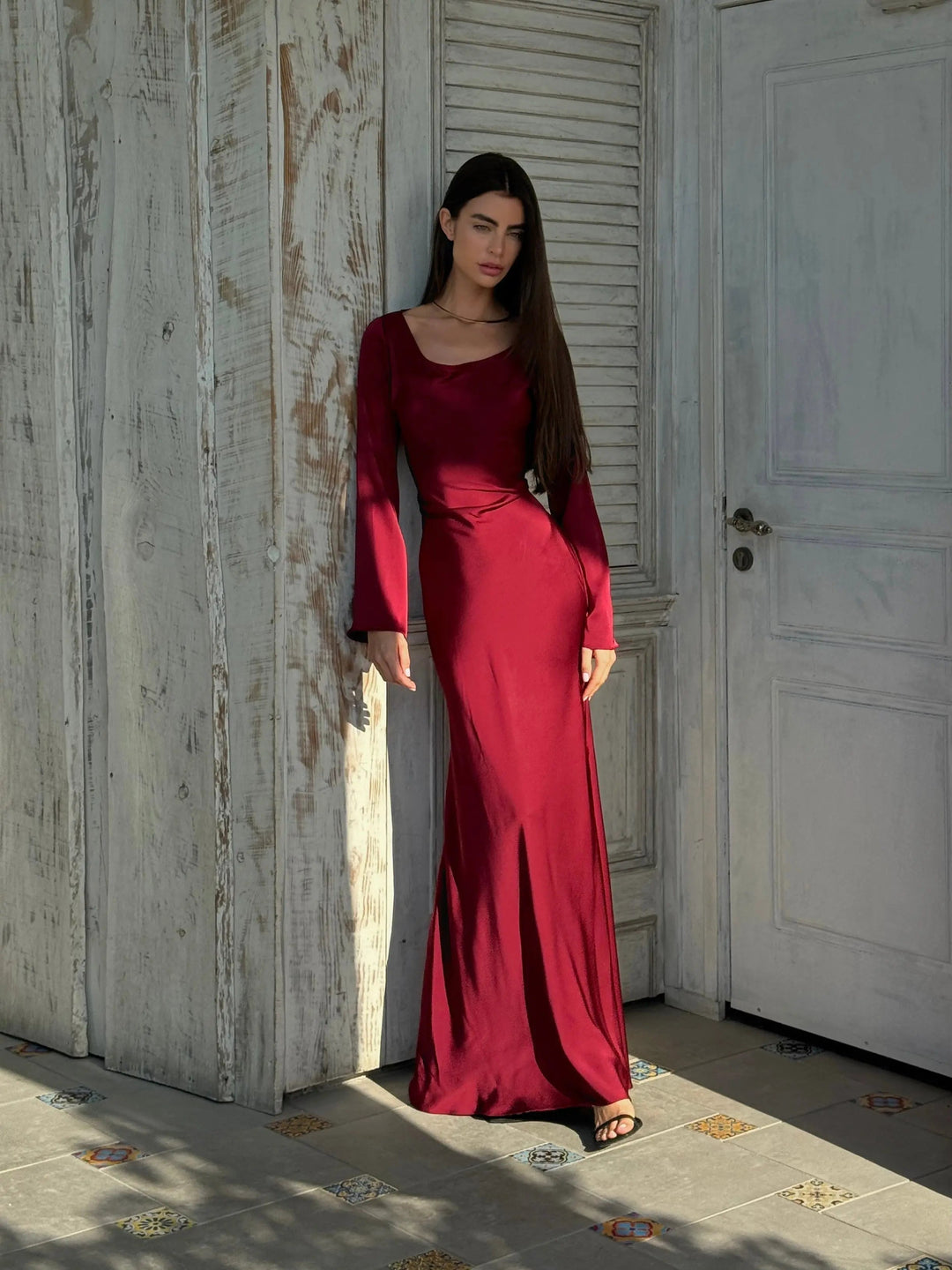 Stilvolles Damen Maxikleid in tiefem Rotwein, getragen von einem Modell im Freien