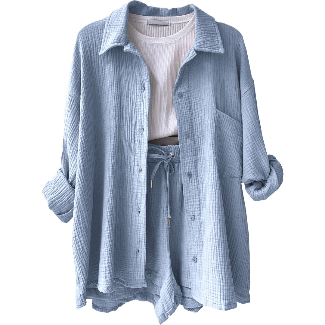 Trendiges Damen Sommeroutfit: Loungewear Shorts Set, ideal für entspannte Freizeitmode.