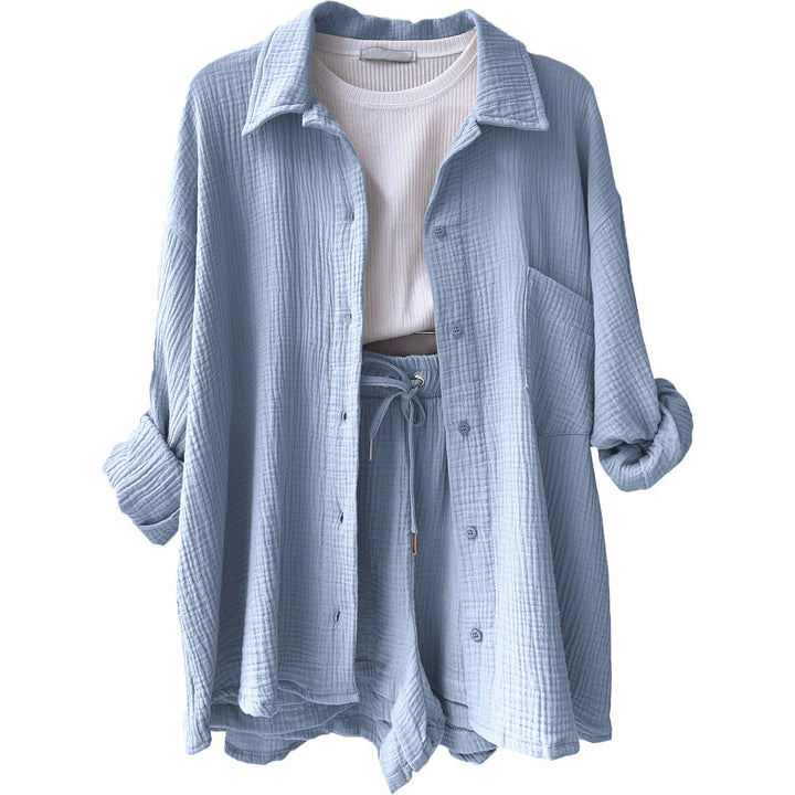 Trendiges Damen Sommeroutfit: Loungewear Shorts Set, ideal für entspannte Freizeitmode.