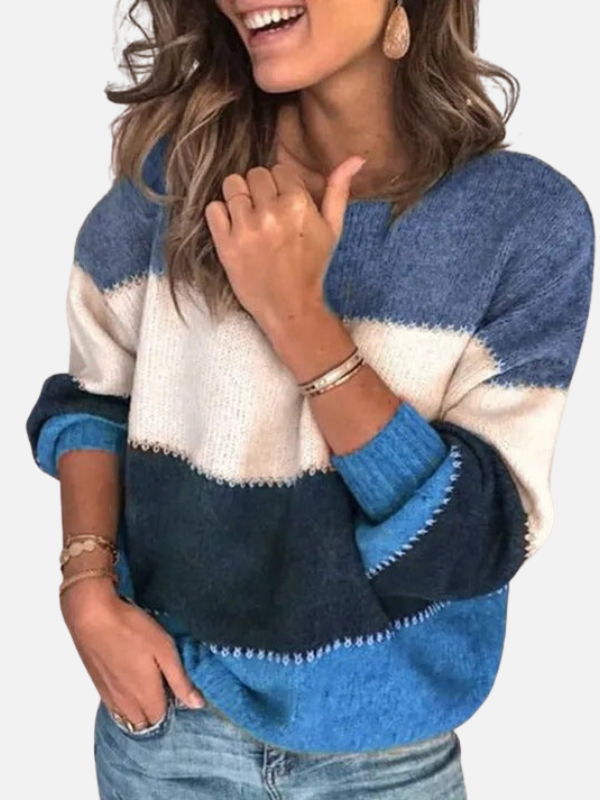 Damen gestreifter Strickpullover in Blau getragen mit Jeans