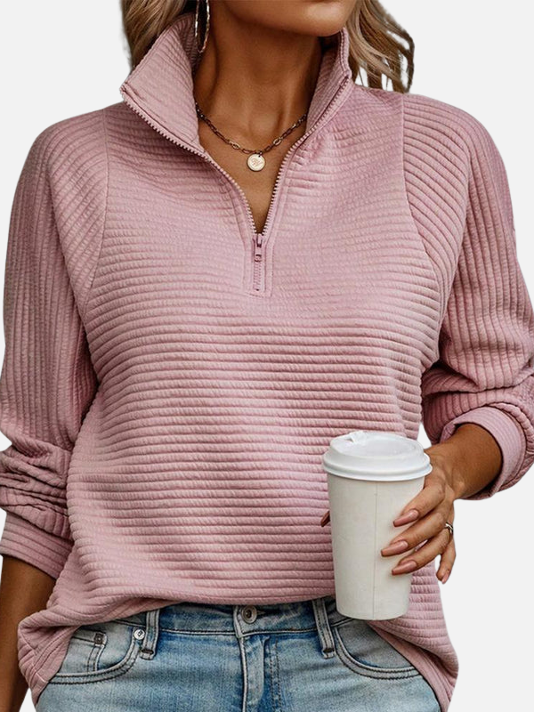 Nahaufnahme eines rosa strukturierten Damen Half-Zip Pullovers mit Kragen und Reissverschluss, an einer Frau getragen
