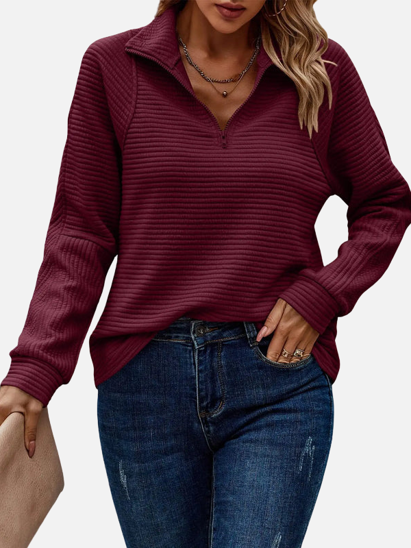 Damen Half-Zip Pullover in dunklerem Rot mit strukturierter Oberfläche und Kragen, kombiniert mit Jeans