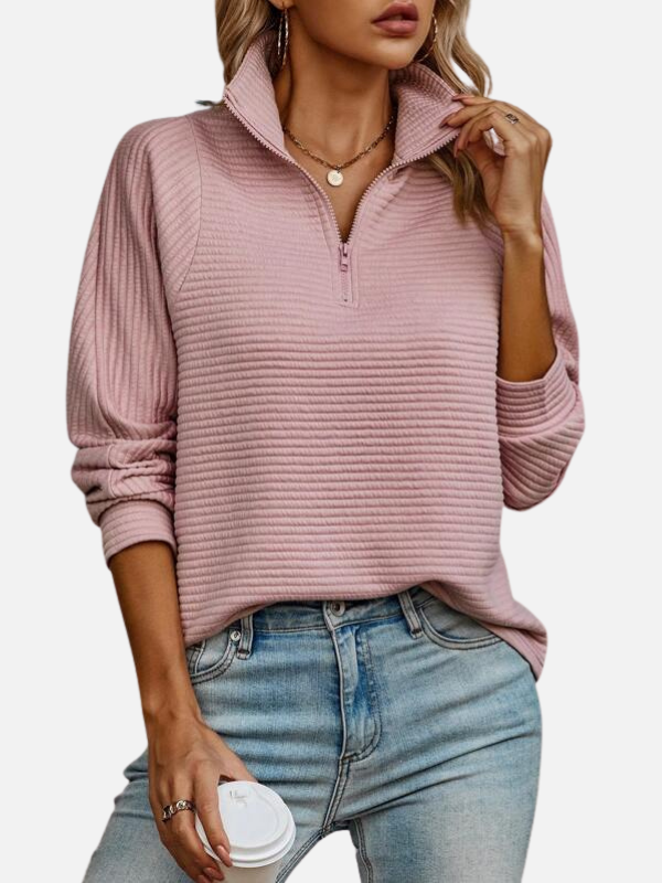 Frontansicht des Half-Zip Pullovers mit geöffnetem Reissverschluss, für einen lässigen Look