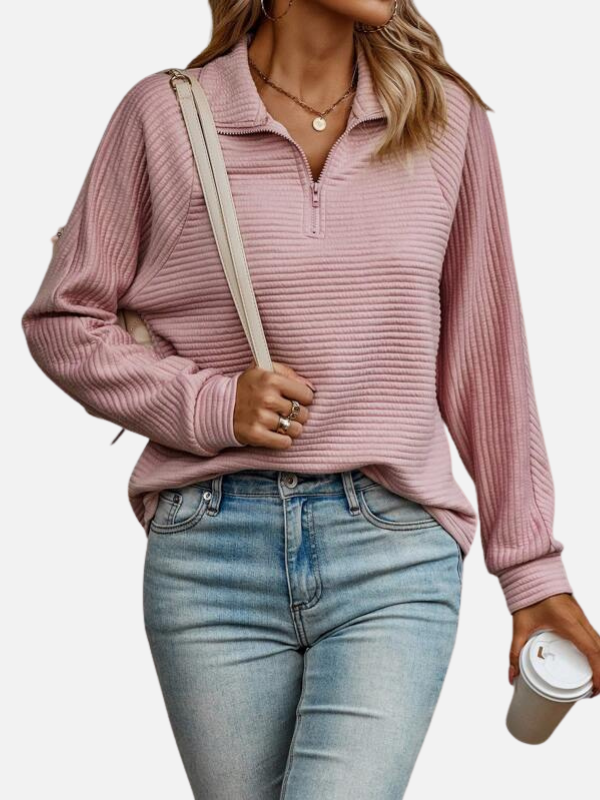 Stilvolle Kombination des Half-Zip Pullovers mit Jeans für den Alltag