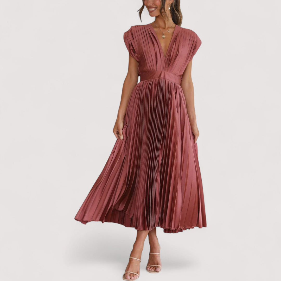 Fließendes Damenkleid mit Plisseefalten in Detailansicht