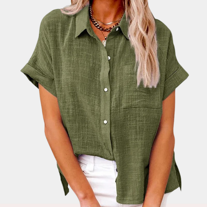 Elegante Damenbluse mit kurzen Ärmeln und durchgehender Knopfleiste. Perfekt als Basic Bluse für Sommermode.