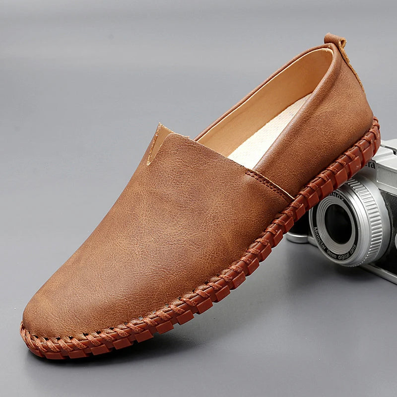 Grüne Herren Slipper: Modische Slip-On Schuhe, elegant und bequem für Business oder Freizeit.