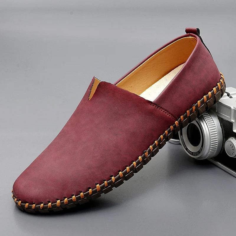 Rote Herren Slipper: Auffällige Slip-On Schuhe, klassisch, bequem und vielseitig für Herren.
