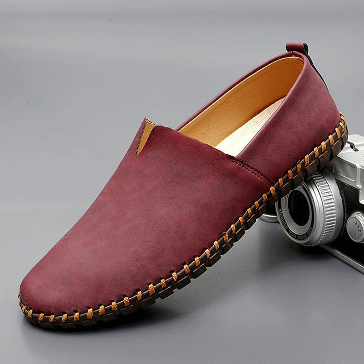 Rote Herren Slipper: Auffällige Slip-On Schuhe, klassisch, bequem und vielseitig für Herren.