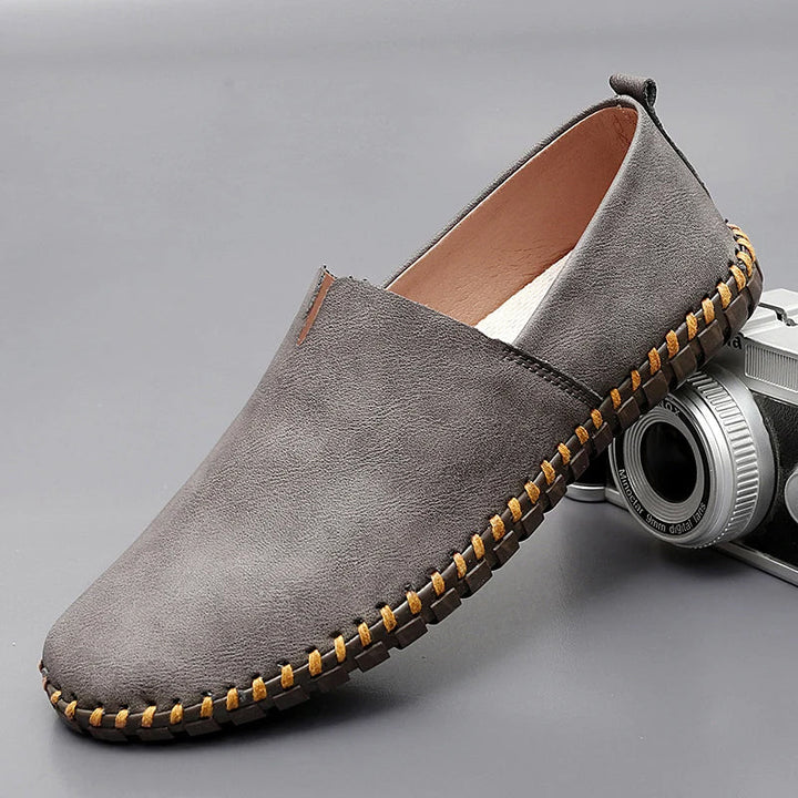 Khaki Herren Slipper: Bequeme Casual Slip-On Schuhe für Herren, elegant und praktisch.