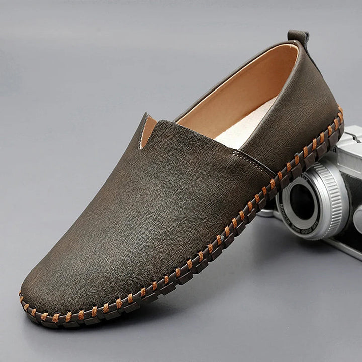 Elegante Herren Slipper: Klassische Slip-On Business Schuhe in Dunkelbraun, ideal für Büro.