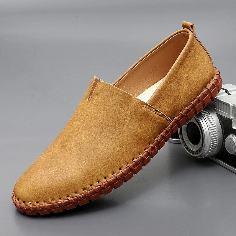 Klassische Herren Slipper: Bequeme Slip-On Schuhe für Business & Casual in Grau, stilvoll.