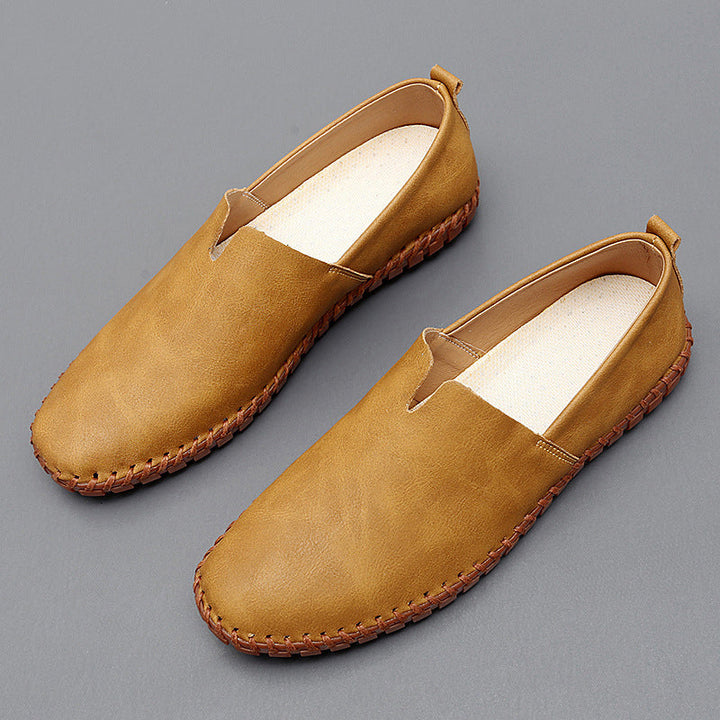Herren Slip-On Schuhe: Rote Slipper, elegant und komfortabel, eine stilvolle Ergänzung für jede Garderobe.