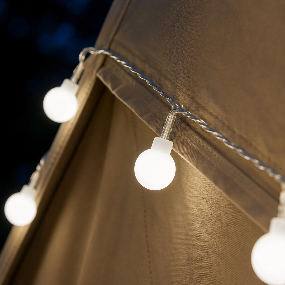 LumaOrbs Lichterkette mit LED-Kugeln, die eine Terrasse oder einen Balkon beleuchtet