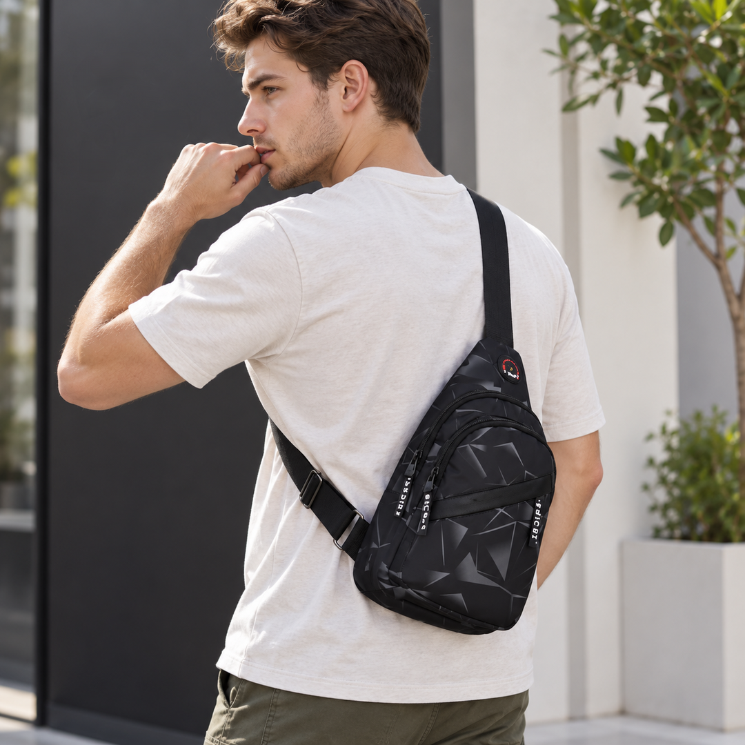 Mann trägt schwarze geometrische Crossbody Brusttasche im Freien