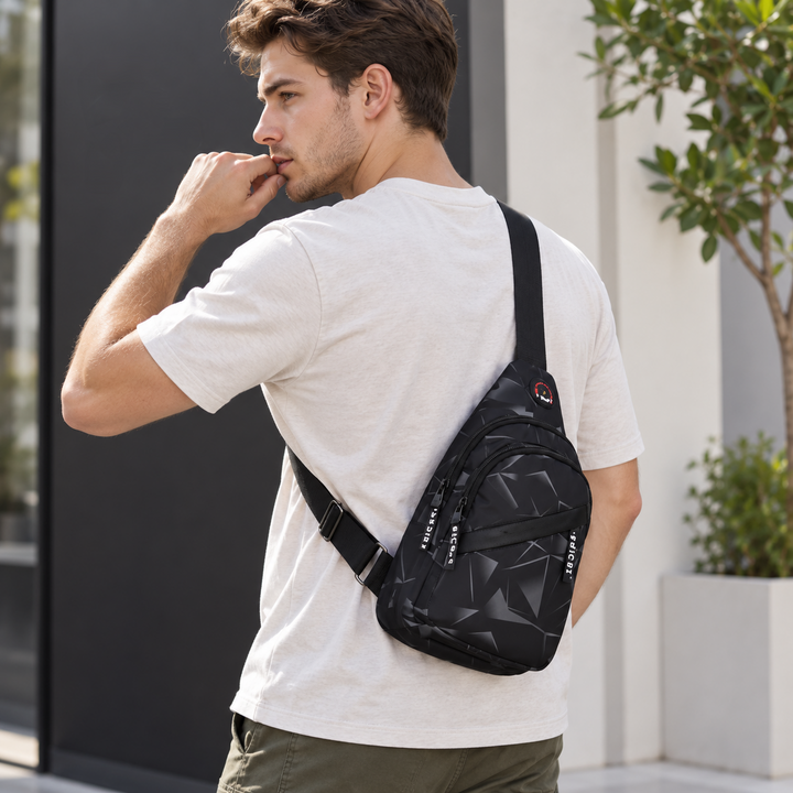 Mann trägt schwarze geometrische Crossbody Brusttasche im Freien