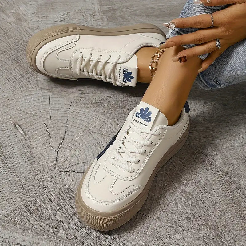 Damen Orthopädische Sneaker in Weiß auf Holzuntergrund getragen