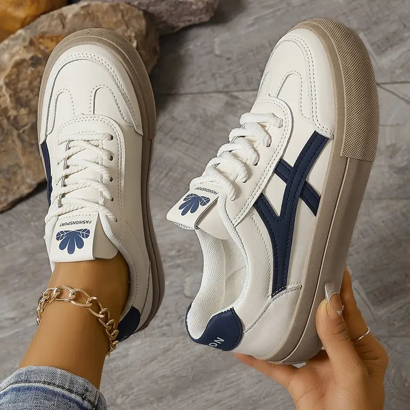 Nahaufnahme der weißen Orthopädischen Damen-Sneaker von oben mit blauen Details