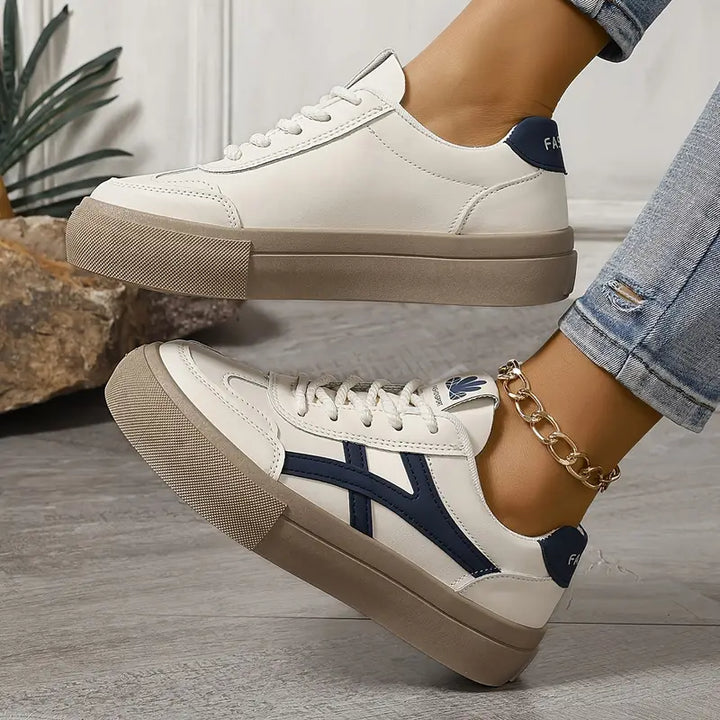 Paar weiße Damen-Freizeitschuhe mit orthopädischer Dämpfung im Detail