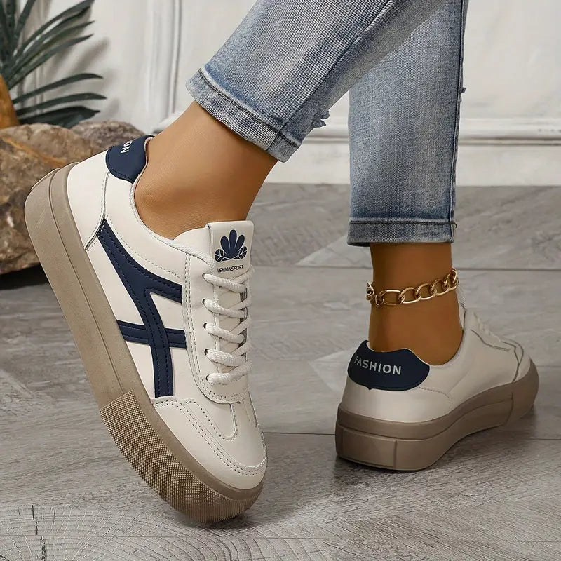 Weisse bequeme Damen-Sneaker mit robustem Sohlendesign und blauen Akzenten