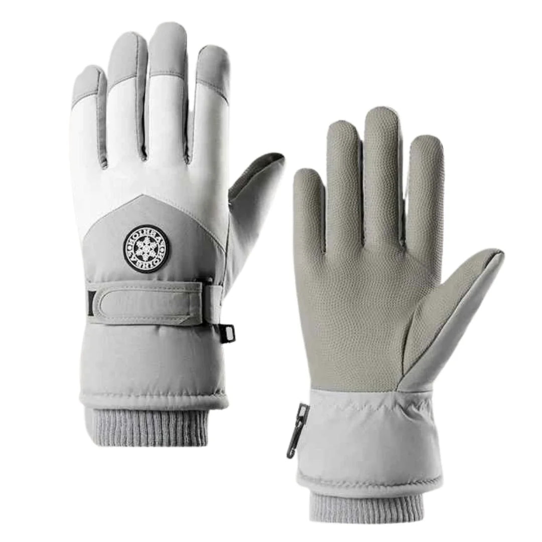 Skifahrer trägt warme, wasserdichte Unisex-Handschuhe für Schutz vor Kälte & Schnee auf der winterlichen Piste.