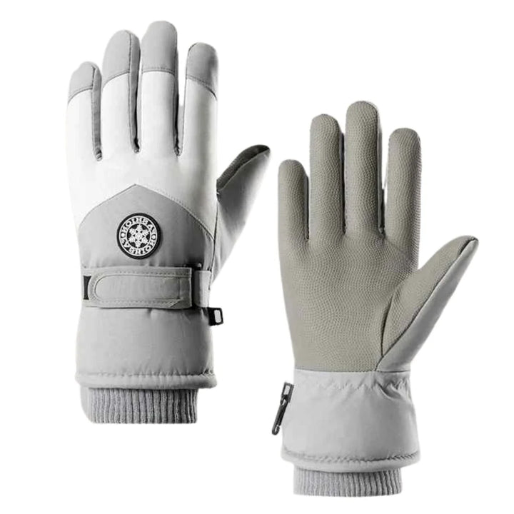 Skifahrer trägt warme, wasserdichte Unisex-Handschuhe für Schutz vor Kälte & Schnee auf der winterlichen Piste.