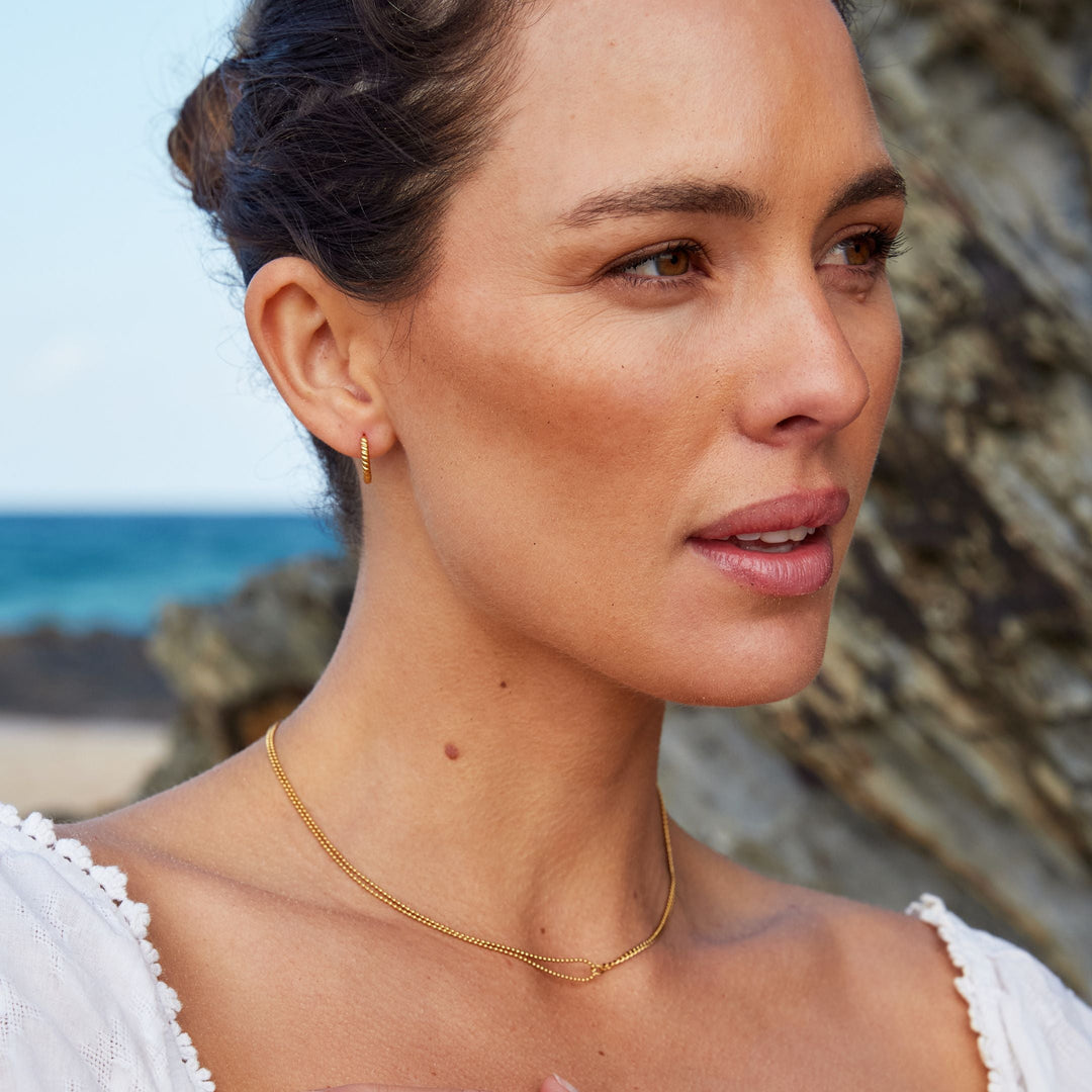 Gedrehte Gold Creolen Detailansicht, hypoallergener Damenschmuck