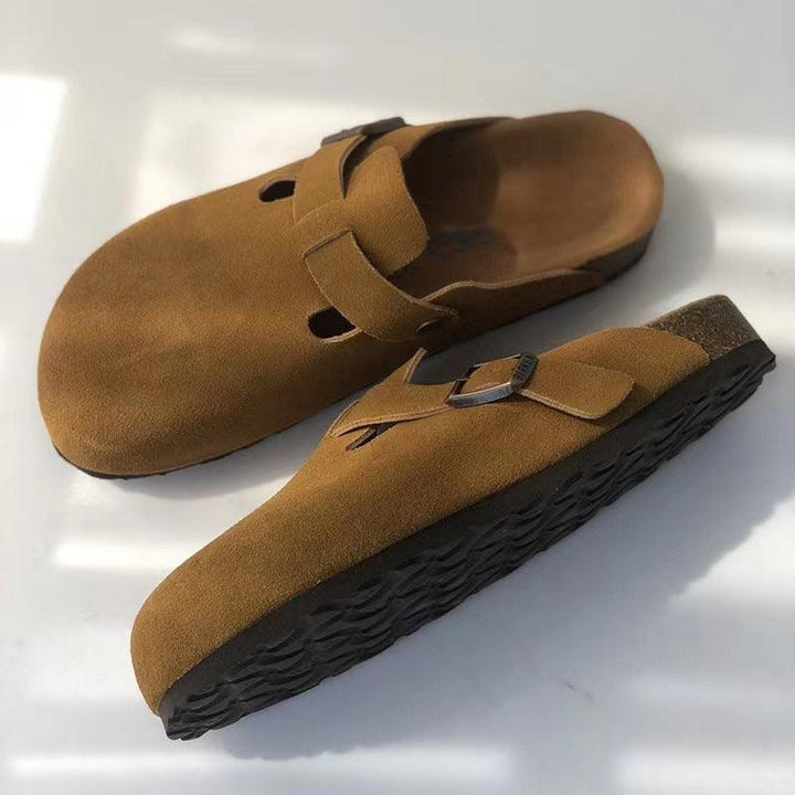 Ein Paar bequeme Luca Komfort-Hausschuhe für Damen und Herren, ideal als Freizeitschuhe und Pantoffeln.