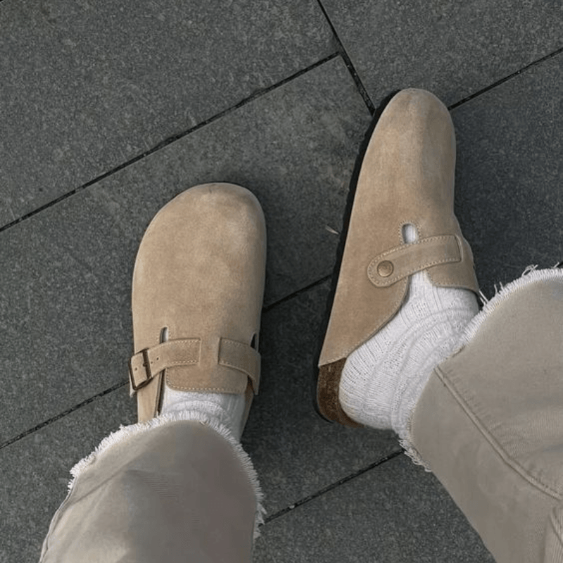 Person entspannt sich zuhause mit den verstellbaren Unisex Komfort Hausschuhen Luca; ideal für den Alltag.