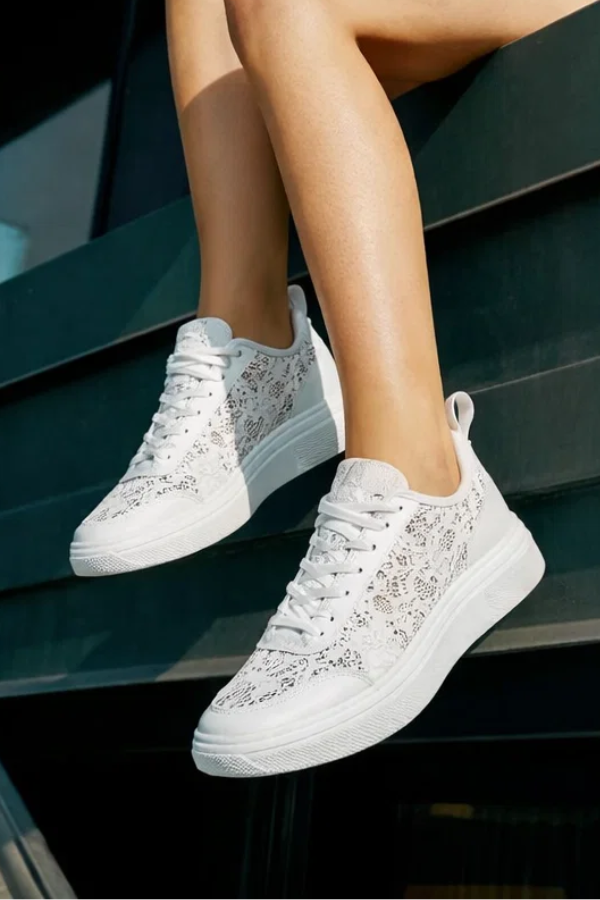 Weiße Damen Sneakers mit Blumenmuster, leicht und bequem für den Alltag.