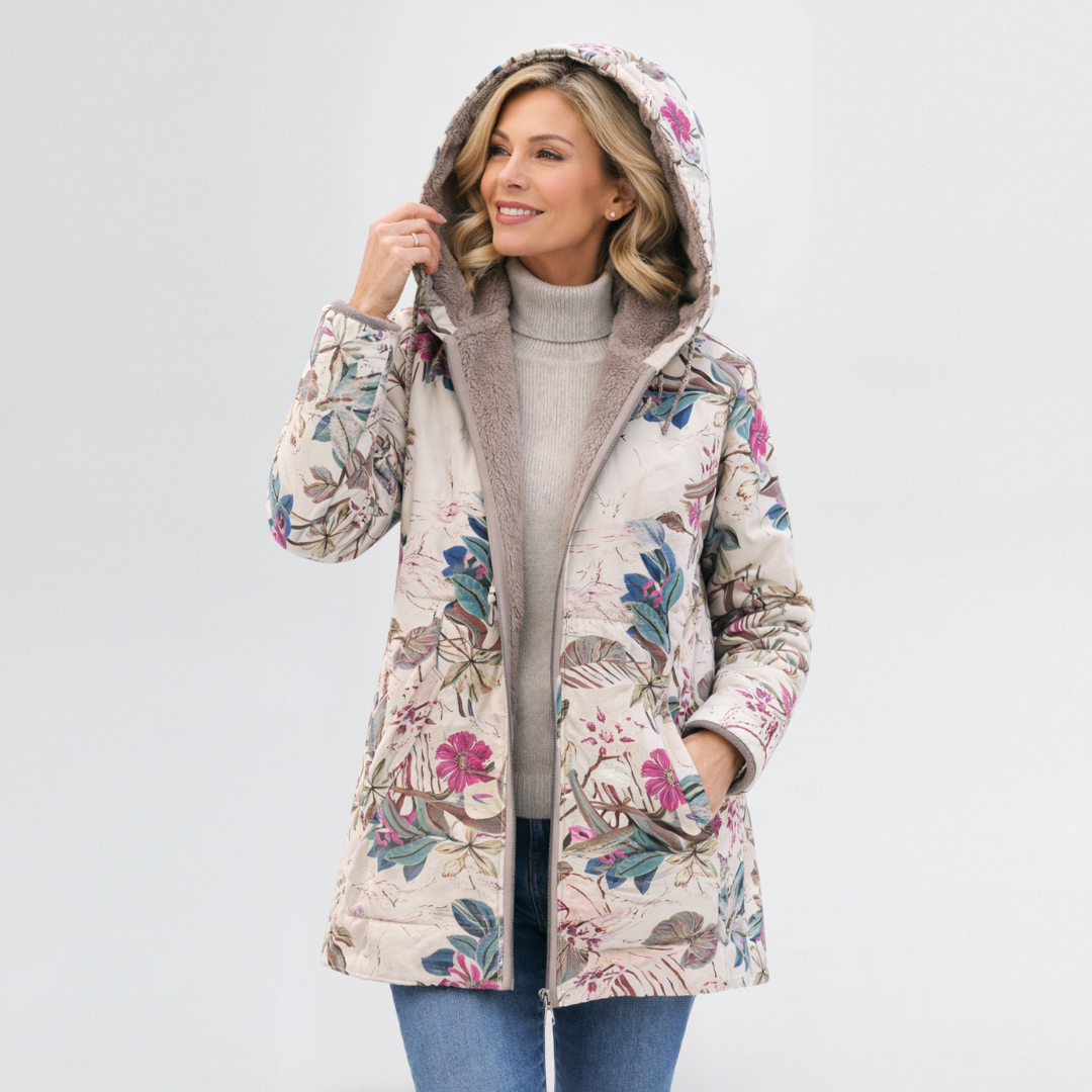 Damen Jacke im floralen Vintage-Look mit Kapuze an einem Model
