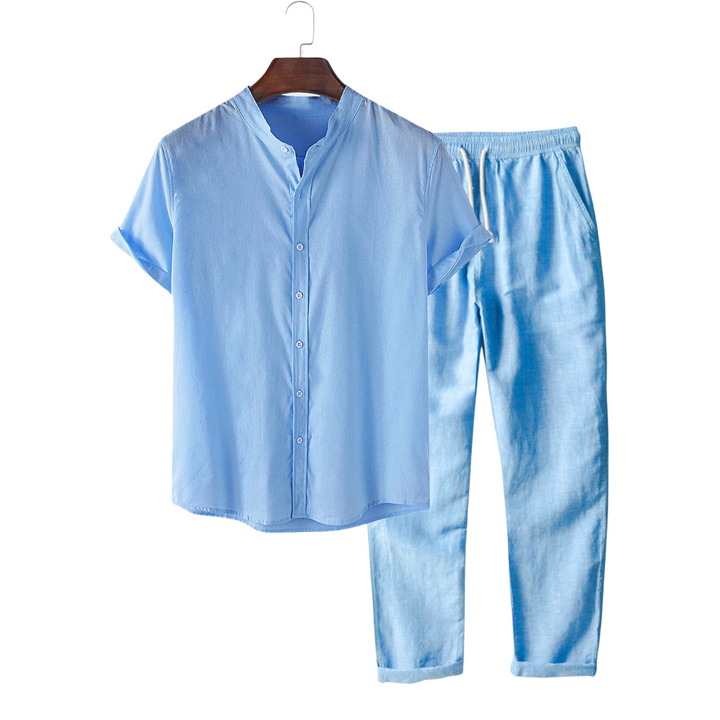 Herren Sommer Set aus blauem Kurzarmhemd und bequemer langer Hose auf Kleiderbügel