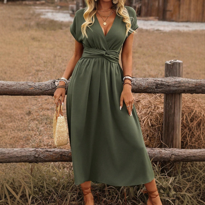 Elegantes langes Boho-Kleid für Damen mit tiefem V-Ausschnitt, perfekt für Sommer und Freizeit.