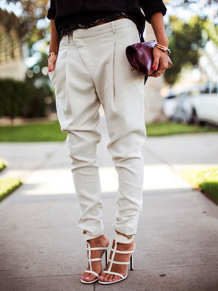 Elegante Damenhose in Cremeweiß kombiniert mit High Heels und Clutch