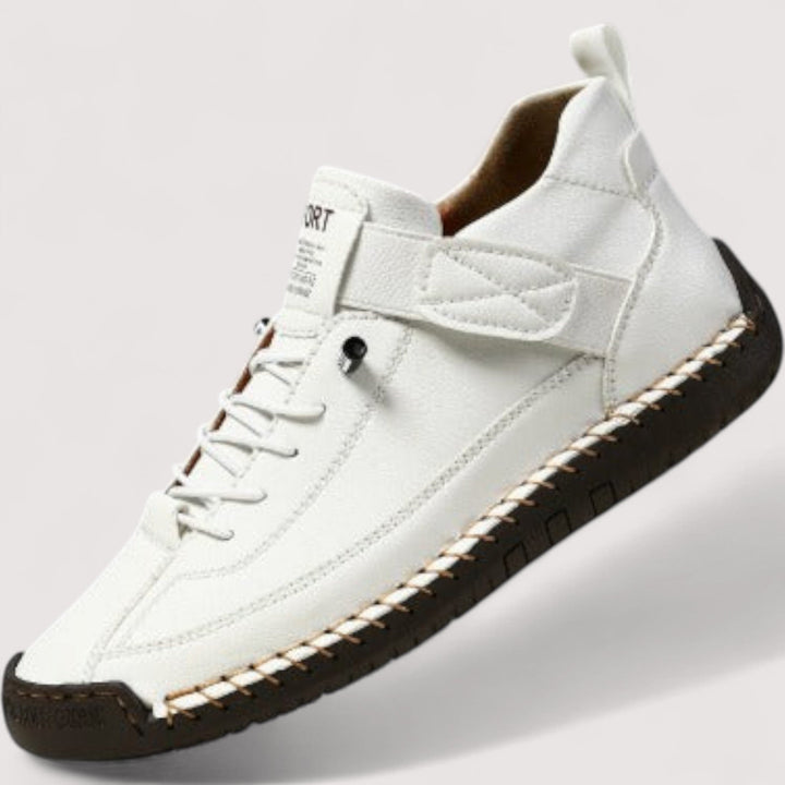 Seitliche Ansicht der robusten und formbeständigen Damen Sneaker, die Langlebigkeit versprechen.