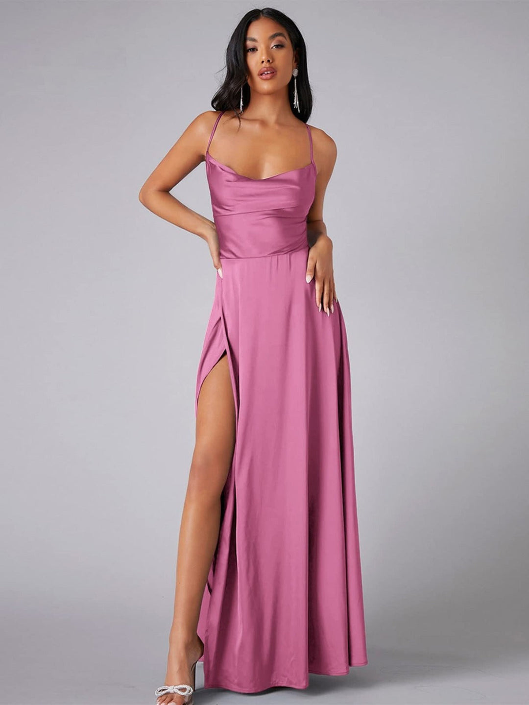Elegantes Damenkleid mit stilvollem Beinschlitz, ein zeitloses festliches Maxikleid für jede Dame.