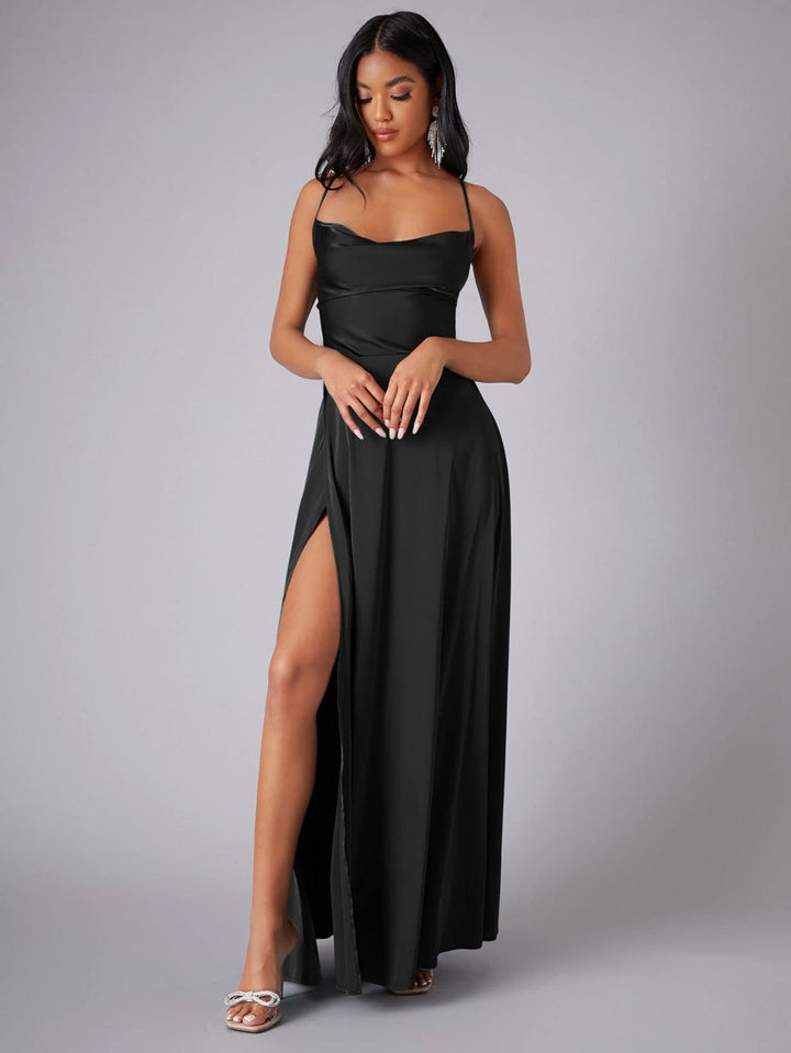 Fließendes Damen Maxikleid, elegantes Design mit Beinschlitz für festliche und schicke Anlässe.