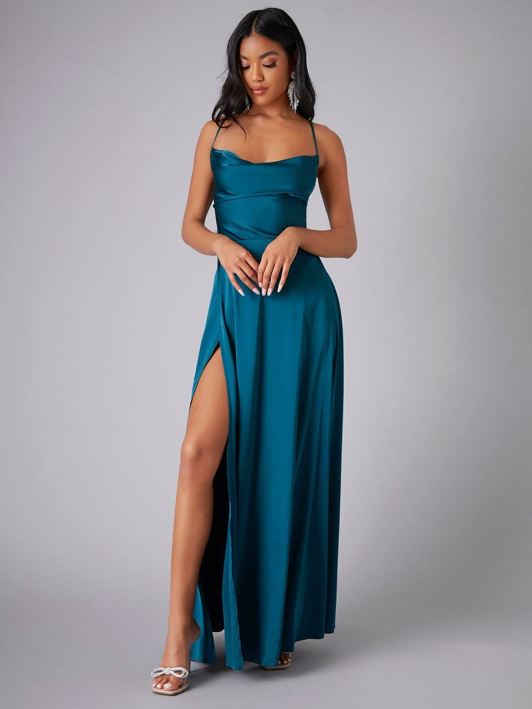 Festliches Damen Abendkleid, bodenlang mit hohem Beinschlitz, ideal für Partys und Events.