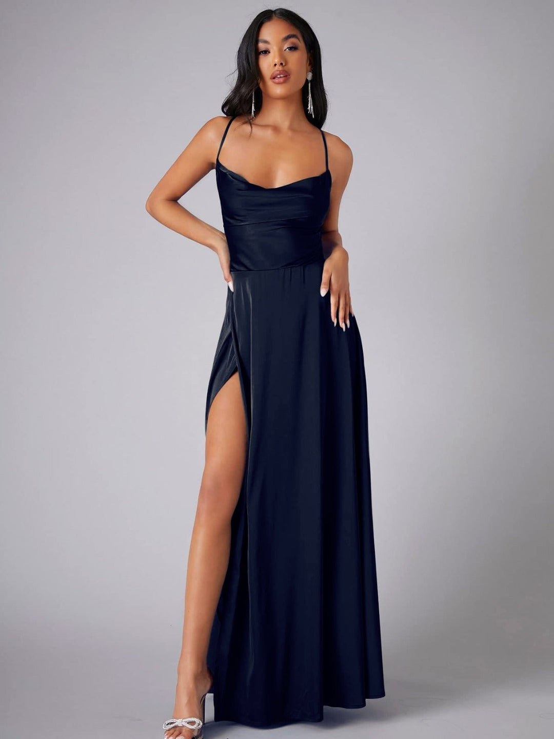 Modisches Maxikleid für Damen, elegant und mit schmeichelhaftem Beinschlitz für besondere Nächte.