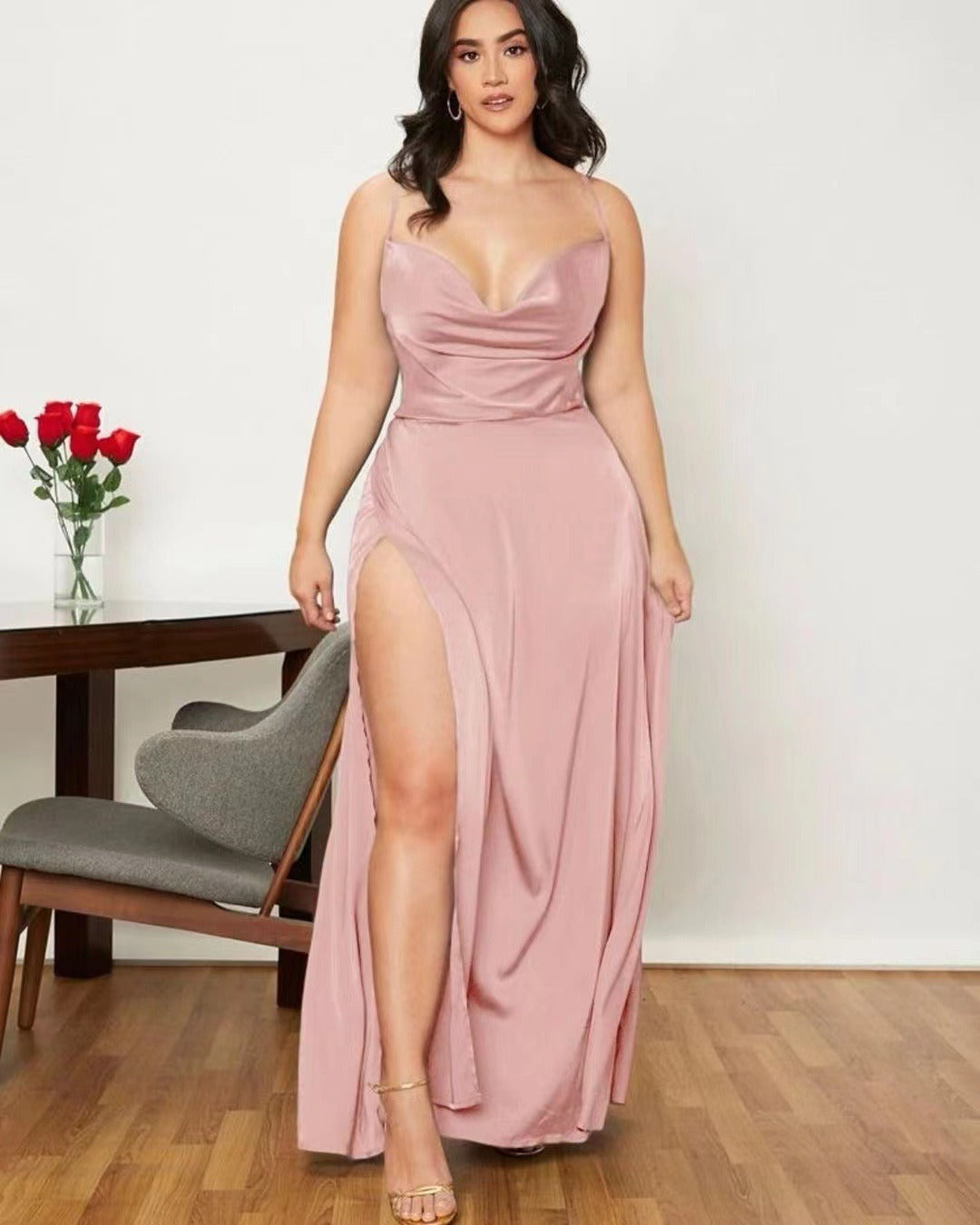 Elegantes und bequemes Maxikleid für Damen mit stylischem Beinschlitz für besondere Abende.