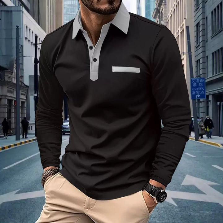 Mann trägt modernes Herren Langarm Polo, stilvoll kombiniert für Freizeit und Büro.