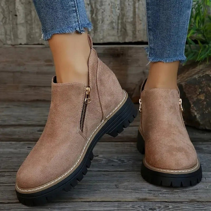 Rückansicht der rutschfesten Damen Winterstiefel. Deutlich erkennbar ist die griffige Profilsohle für Stabilität.